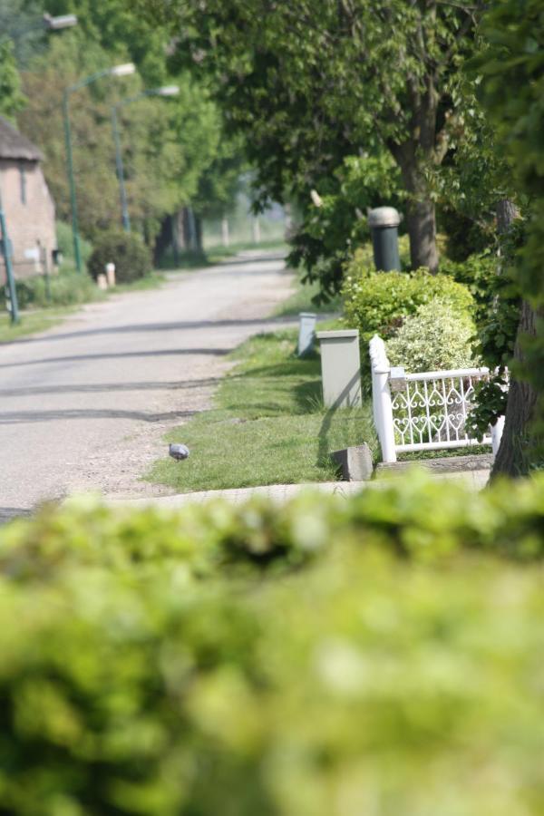 Logerenbijonsz Bed & Breakfast Berghem Exterior photo